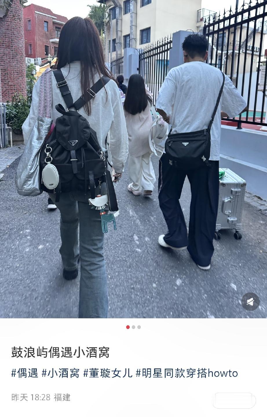 9月17日，小酒窝在厦门鼓浪屿被偶遇，开学了还在拍摄，才10岁就成了明星，打扮也