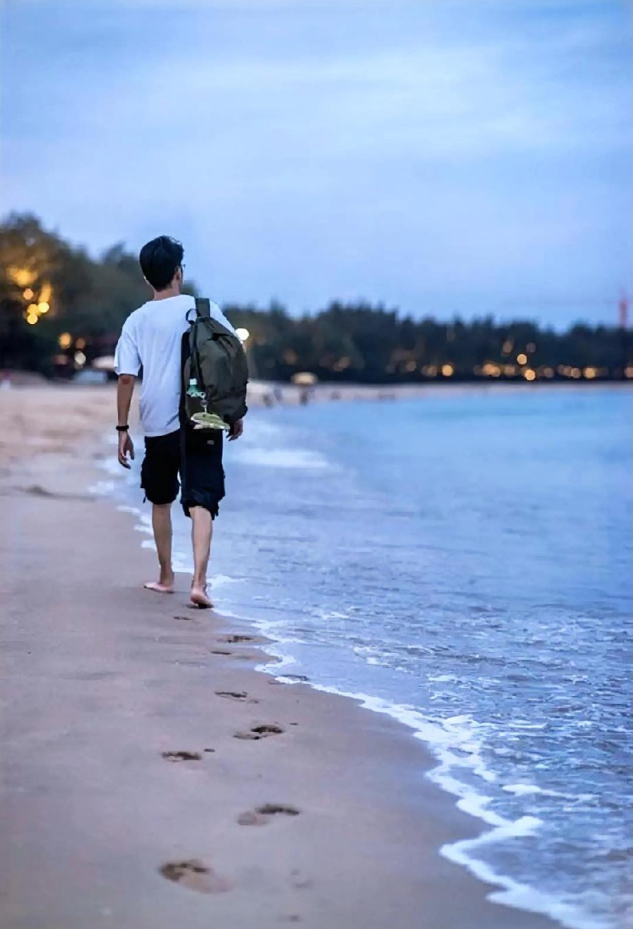 我的一个同学，师范毕业后被分配到本镇的一个中学任教。因离家较远，他便留宿学校，宿