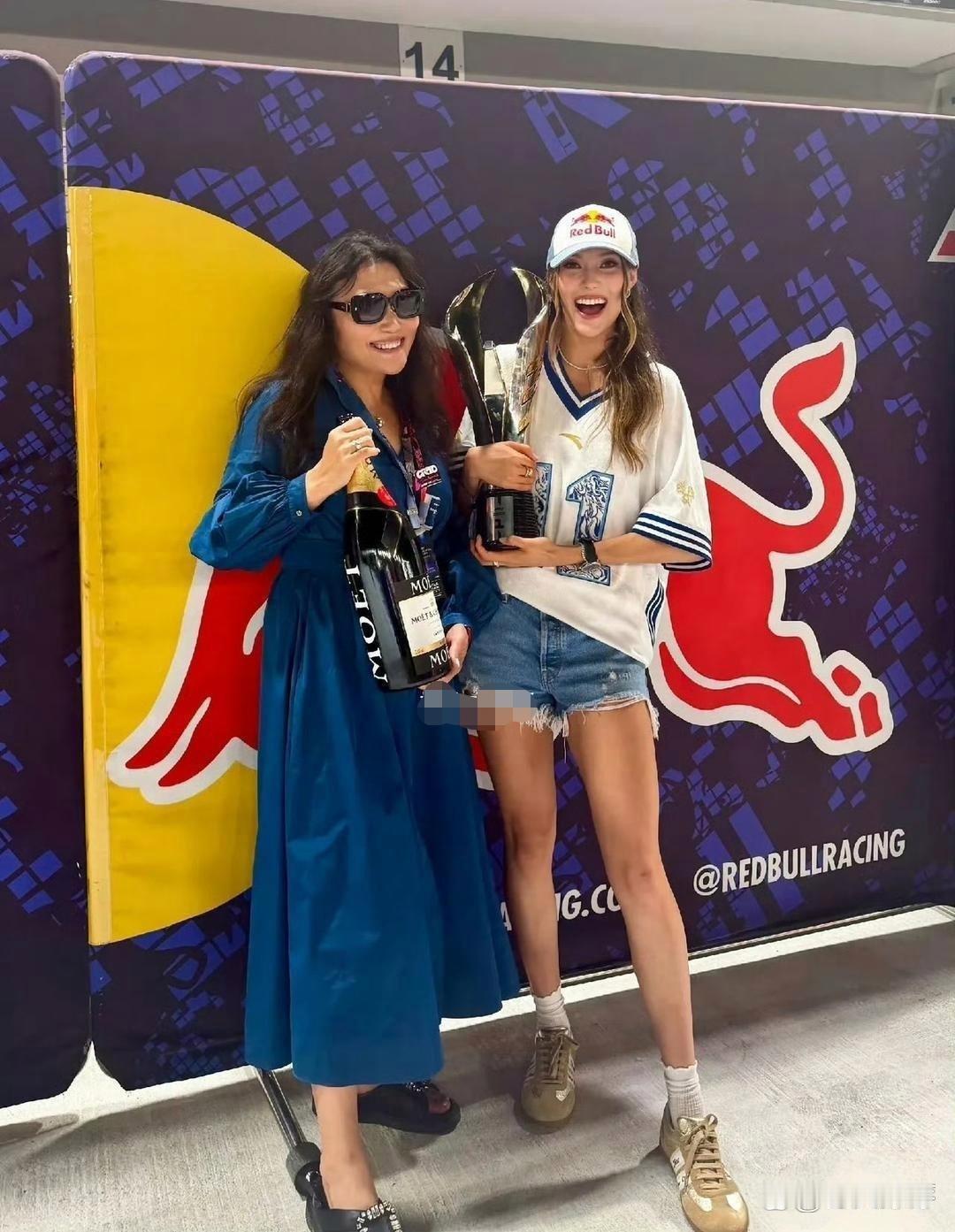谷爱凌带着妈妈现身新加坡F1大奖赛，还晒出了母女合照，氛围感超棒。​​​