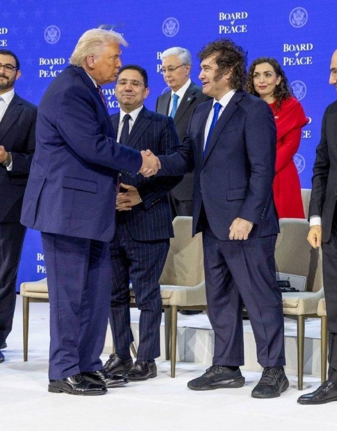 阿根廷总统穿运动鞋参加达沃斯论坛！最近几天，达沃斯论坛在瑞士举行，很多国家的总