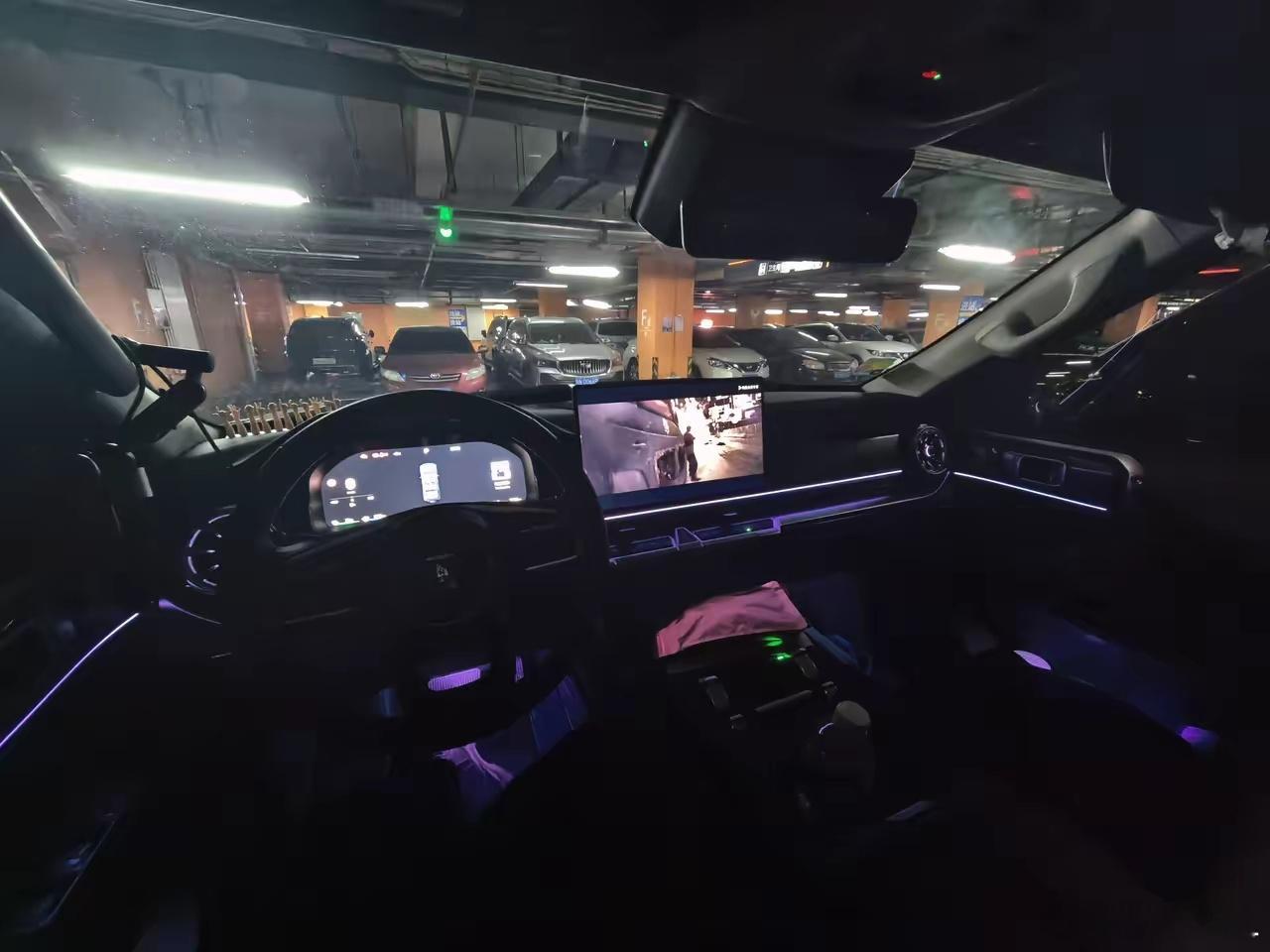 春节期间跟坦克400相处了好几天。我现在越来越喜欢400了。空间、用料、舒适度，