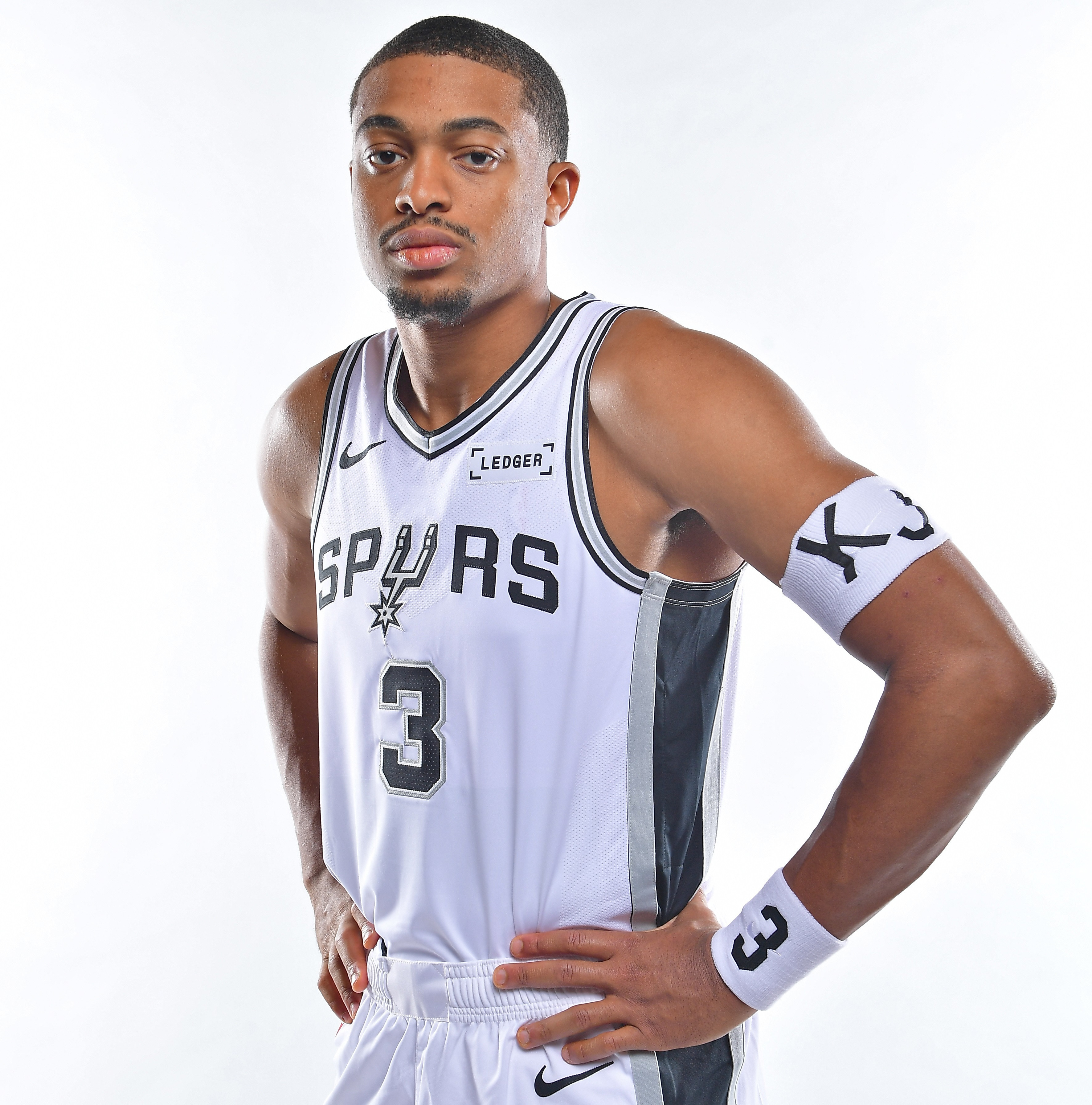 凯尔登约翰逊本赛季的出色表现还挺少人讨论的，他化身马刺替补上的尖刀，场均13分5