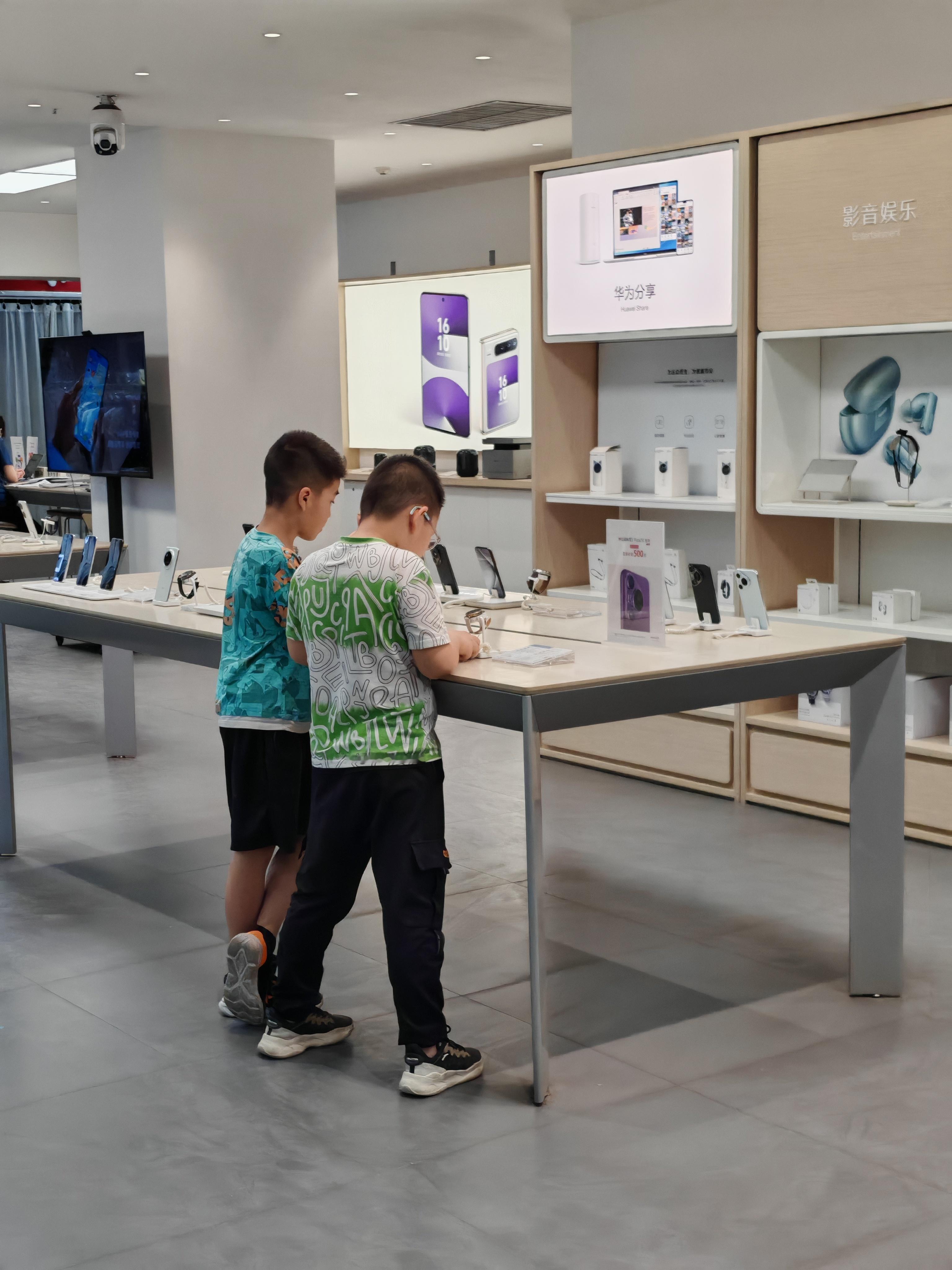 还是小学生办法多，在手机体验店玩王者荣耀。[捂脸哭]​​​
