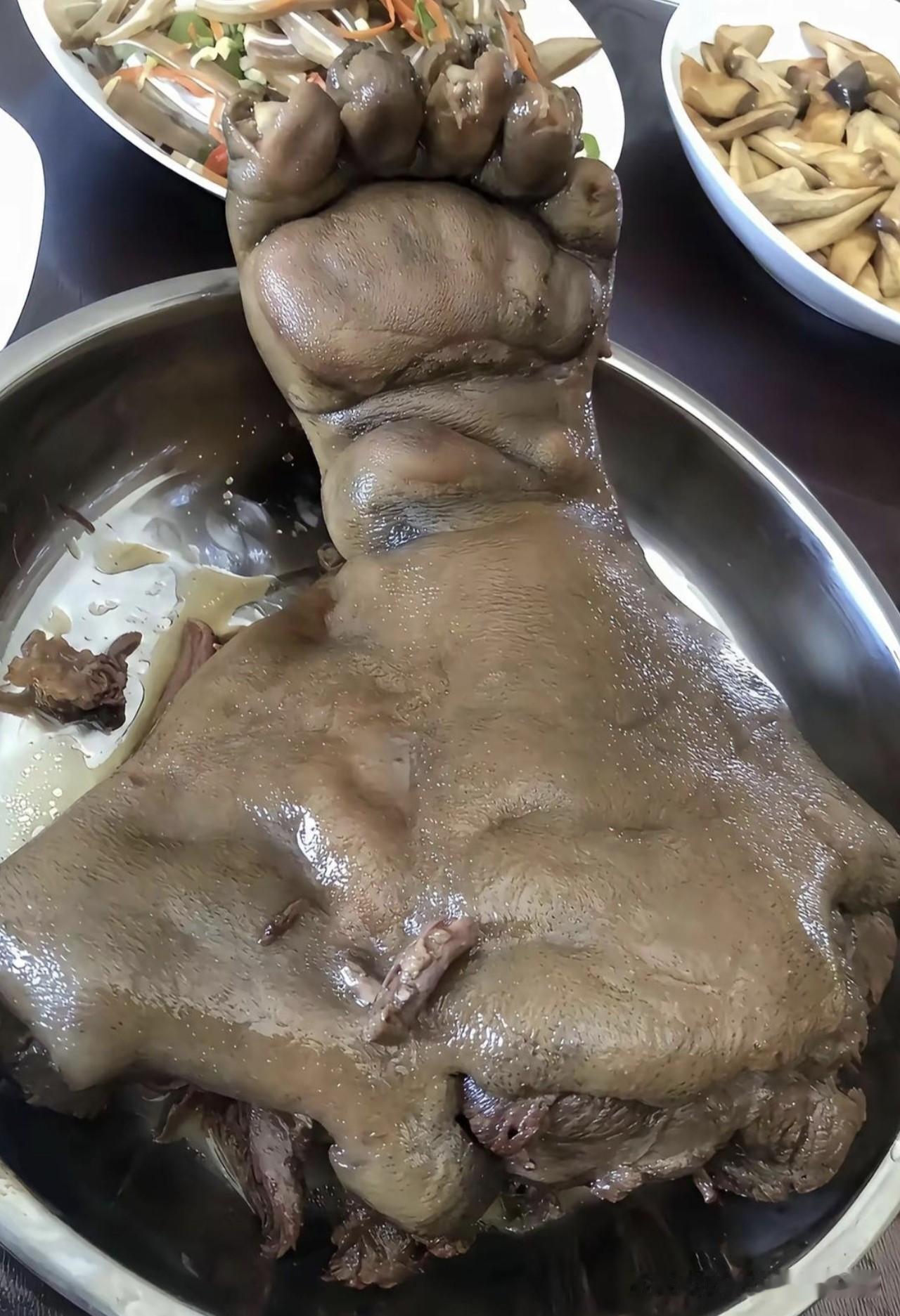 他们吃的什么肉，看着怪怪的！