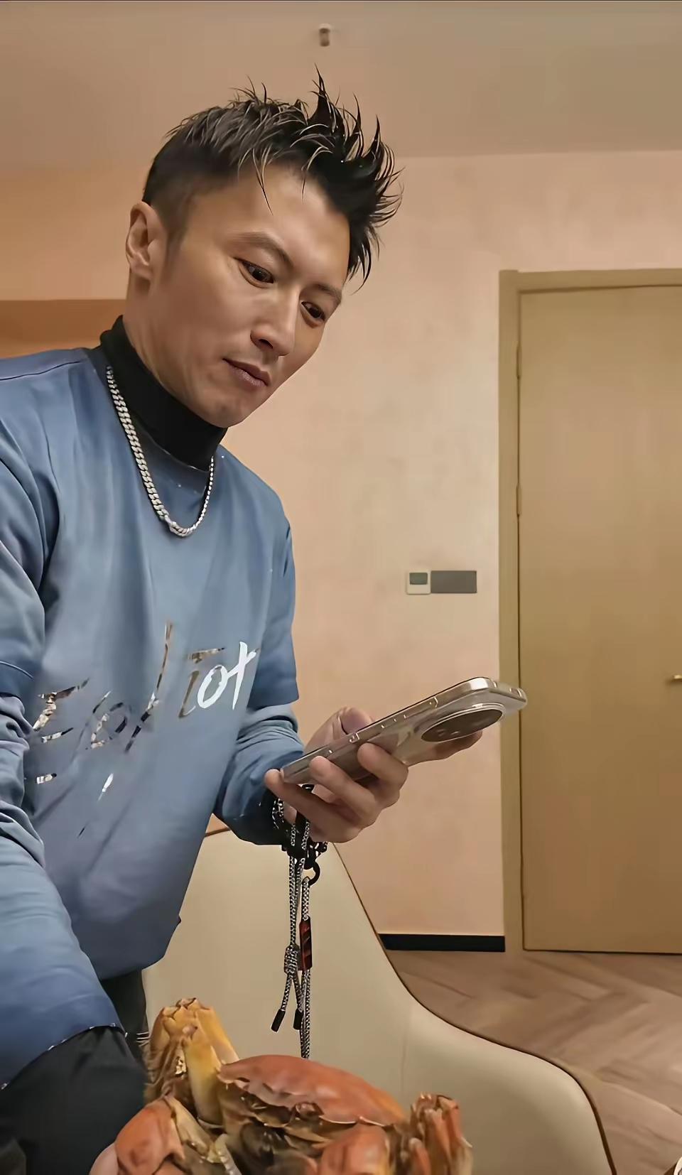 谢霆锋真能干，又帅气又会做饭，谁嫁给他真的是幸福得不要不要的