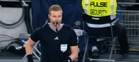 不知道40岁的C罗在世预赛吃到的这张红牌是不是世预赛或者正式足球比赛里年龄最大球