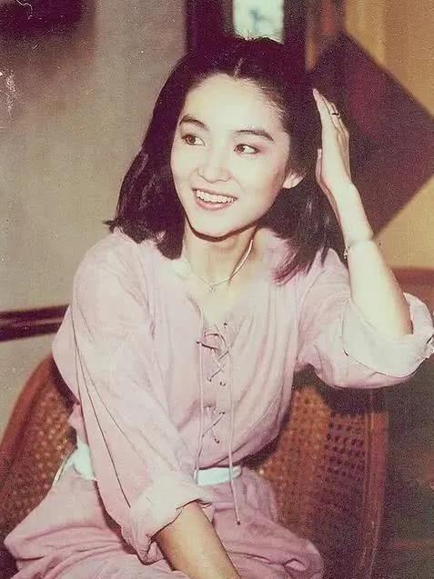 2002年,林青霞正在操持母亲的葬礼，忽然被一声凄厉的叫声惊住：“妈，你不要我了