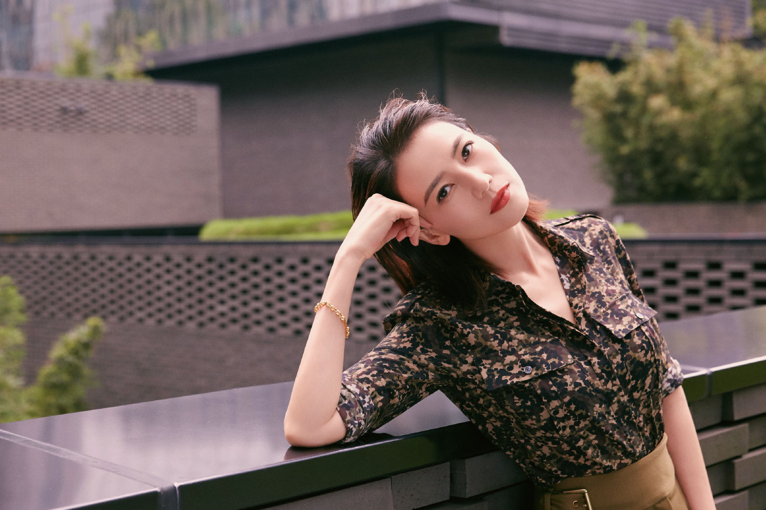 刷到姐姐这组图，直接被松弛感戳中了心巴！高圆圆姐姐穿迷彩衬衫的样子，又飒又温柔