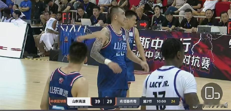 邱彪在搞什么？又输球！今晚山东高速男篮竟然输给了考辛斯带领的美国街球队，上半场结