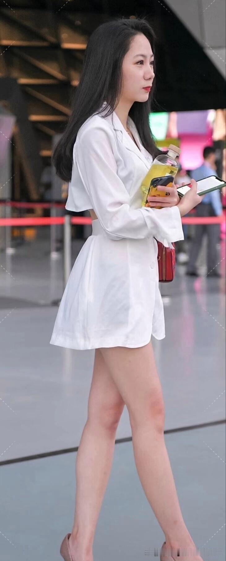 都市街头，常能看到这样的时尚女孩，一袭白衬衫搭配短裙，手拿饮料，步伐轻盈好似一阵