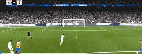 点球踢成“开盲盒”，皇马球迷的心脏快撑不住了。维尼修斯9次站上点，6次空手回