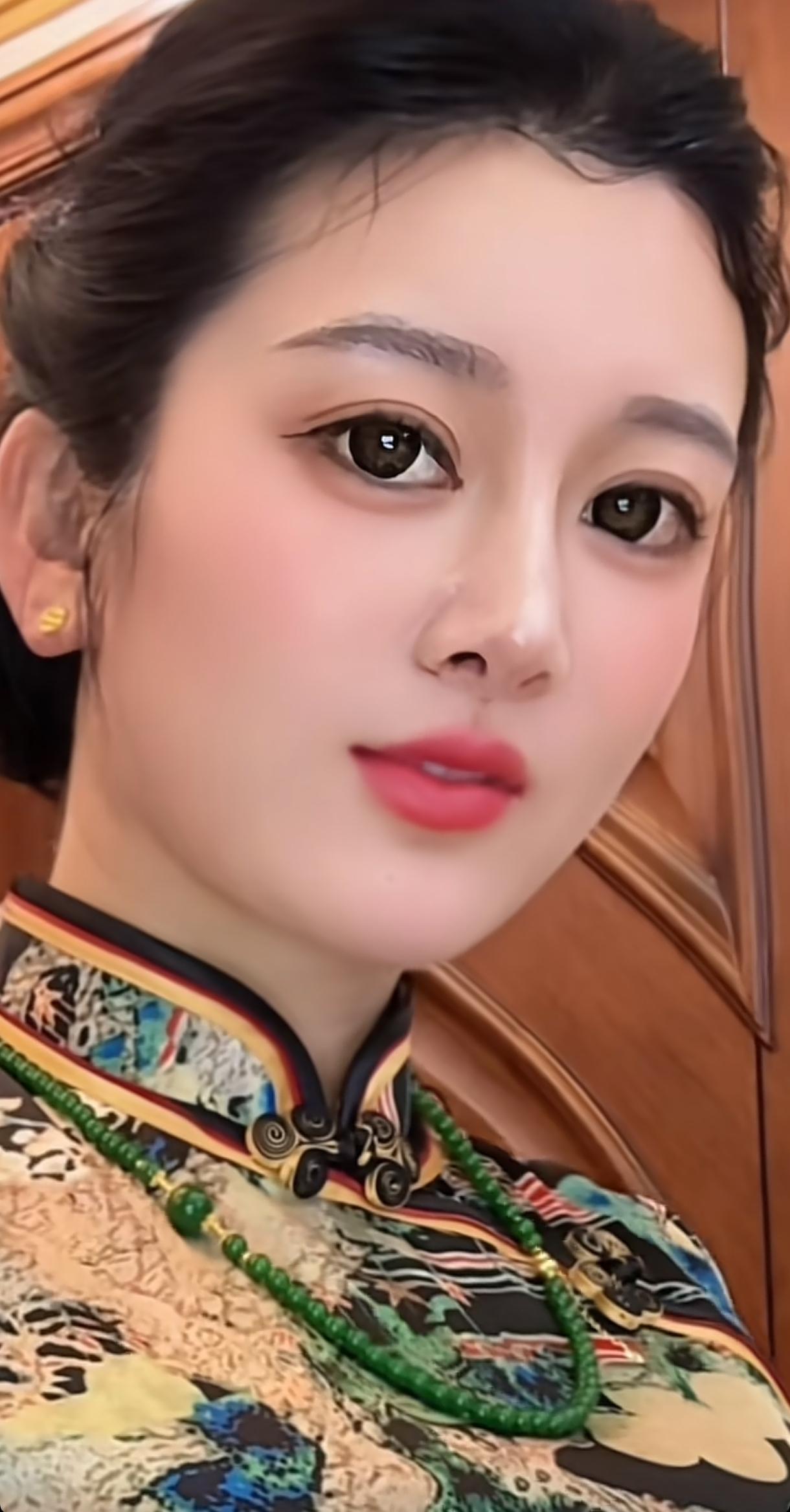 复古旗袍搭配绿宝石项链，优雅气质尽显！💎👗分享你们的大眼妆容旗袍配饰女项