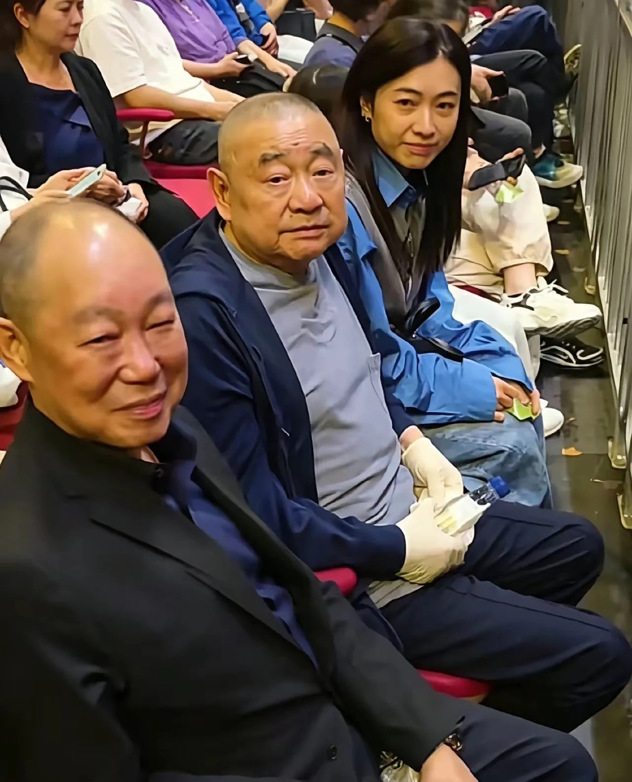谭咏麟演唱会，刘銮雄刘銮鸿兄弟俩一起去看，刘銮雄还带着家人，甘比和小女儿，还有甘