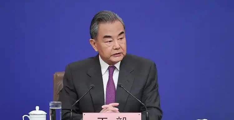 美国想让中国低头？王毅部长果断发话！在慕尼黑安全会议上，面对美国代表团的“温