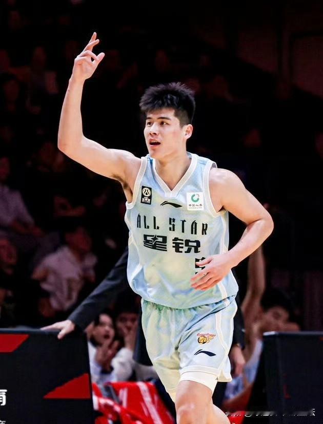 家人们，降维打击不过如此！刚打完CBA总决赛，广东宏远20岁小将陈家政，跑去打全