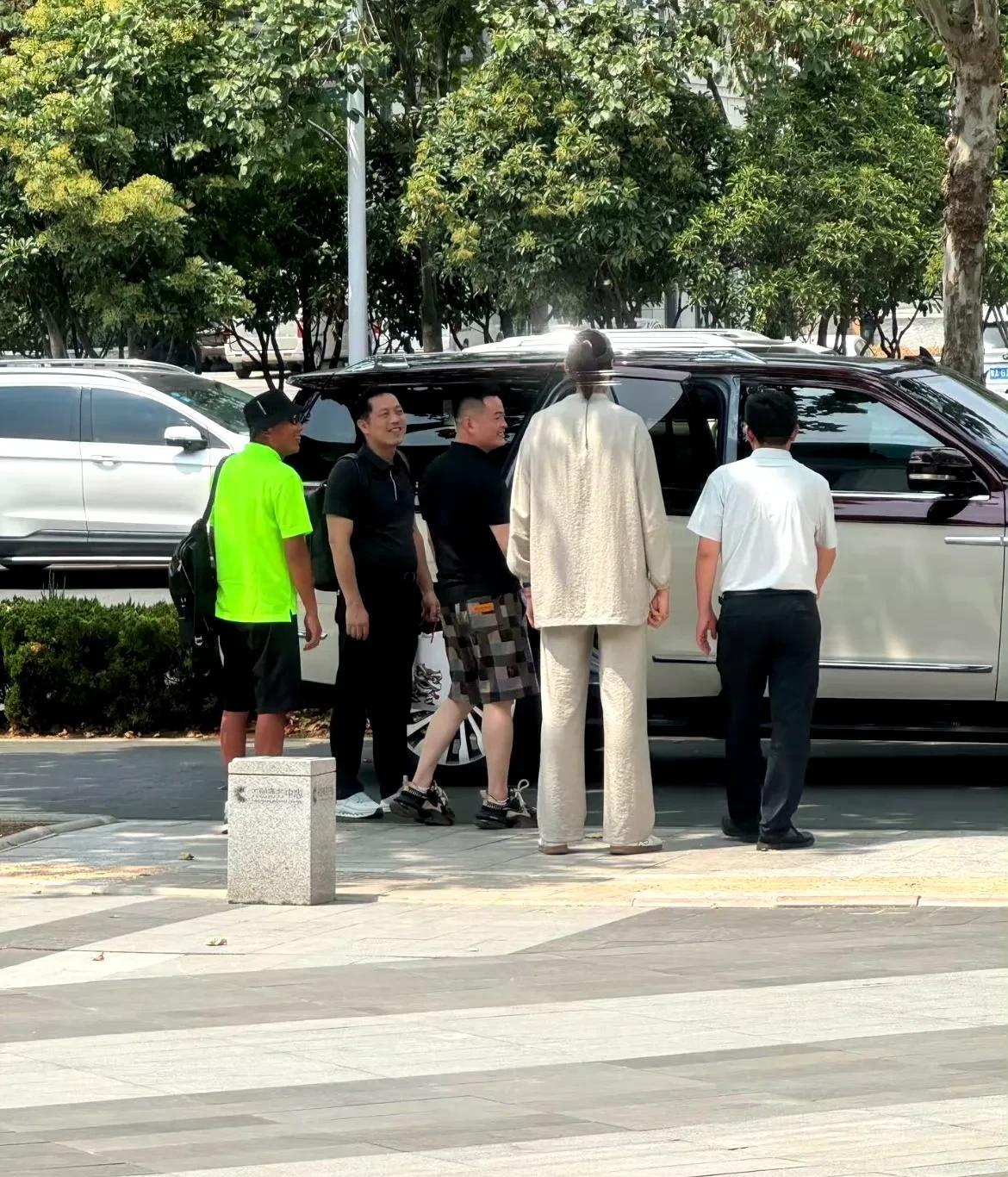 “失踪”已久的朱婷现身郑州北龙湖的郑州厅，一身棉麻料中式套装，根据爆料人透露是参