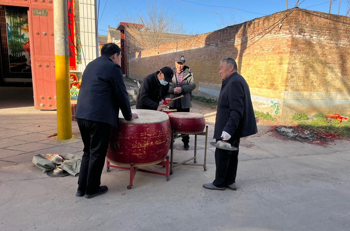 今天正月十一，城市的年味已经消散无几，农村的年味虽然已经淡薄，但总归是有的，过年