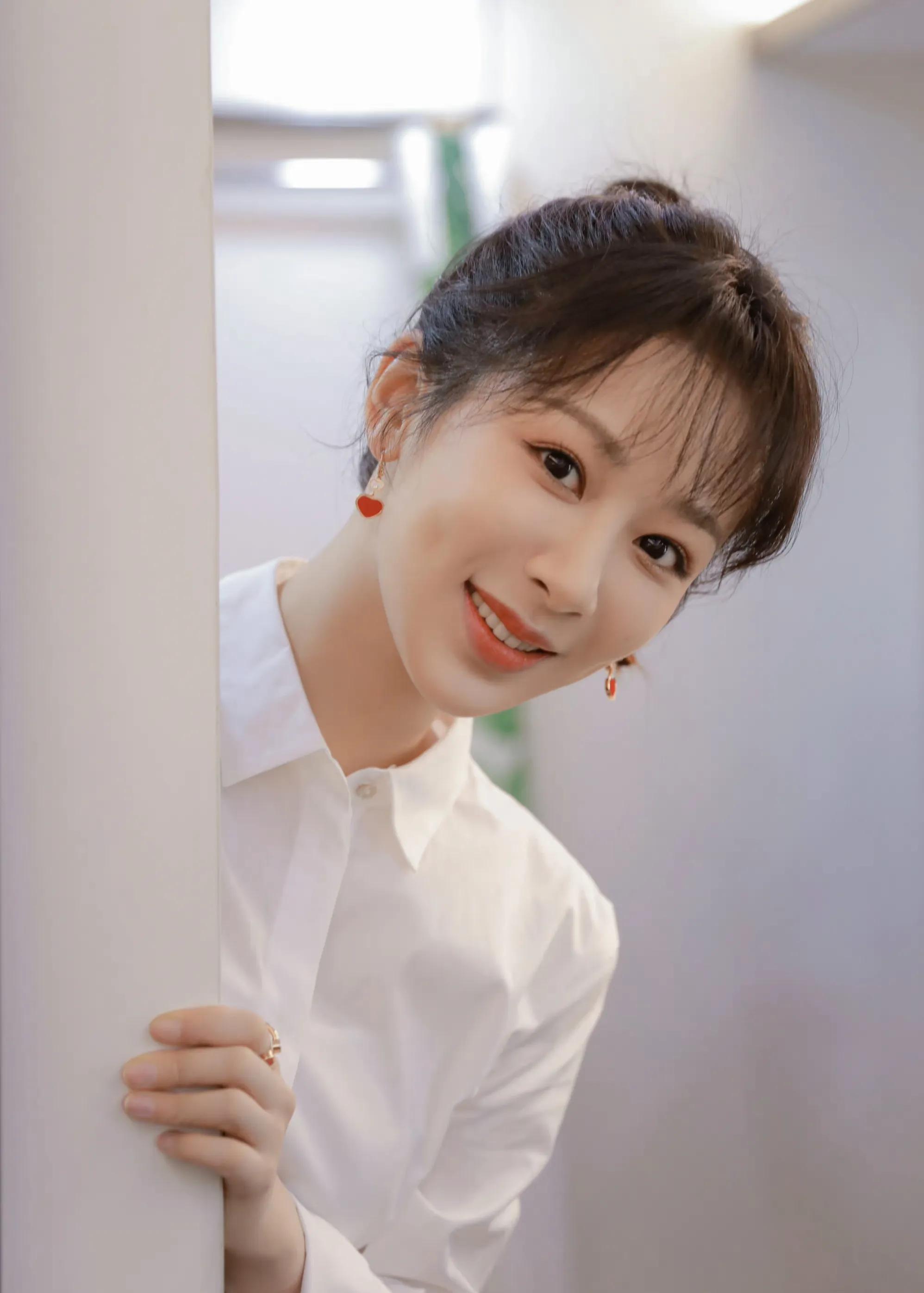 女星杨紫清凉写真：清新明丽、俏皮可爱