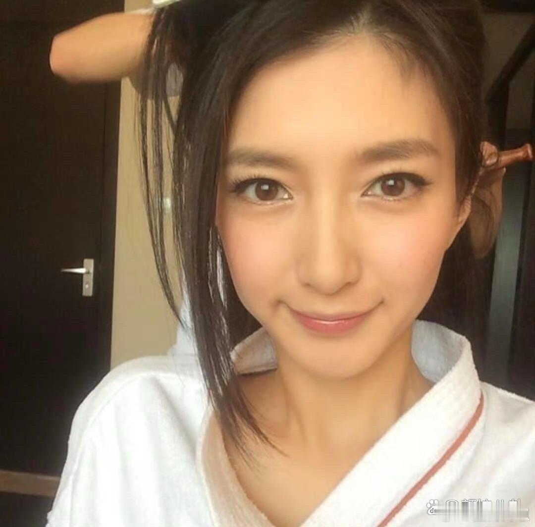 江疏影早年，白得晃眼，美得惊人。​​​