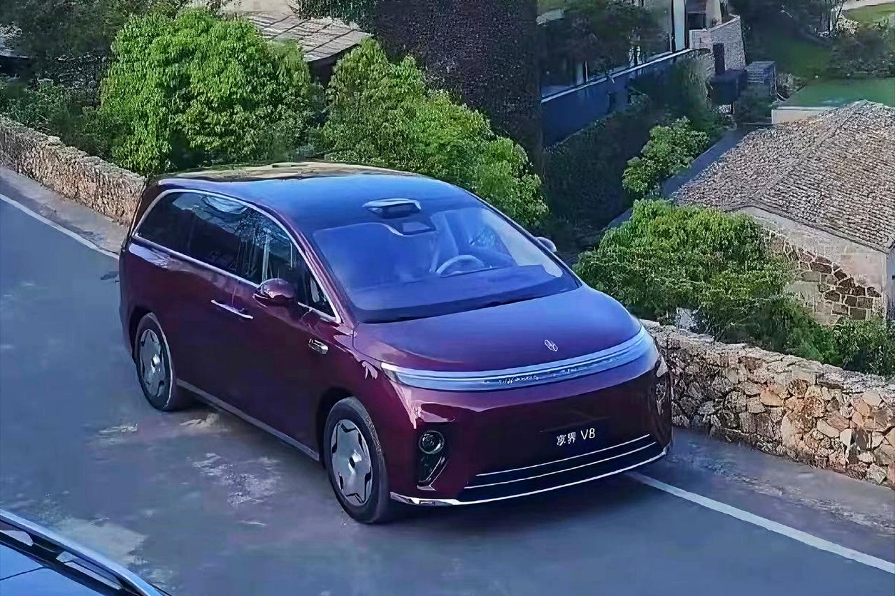 鸿蒙智行的MPV是不是有点多了？享界V8也曝光了！尊界V680/V800刚上