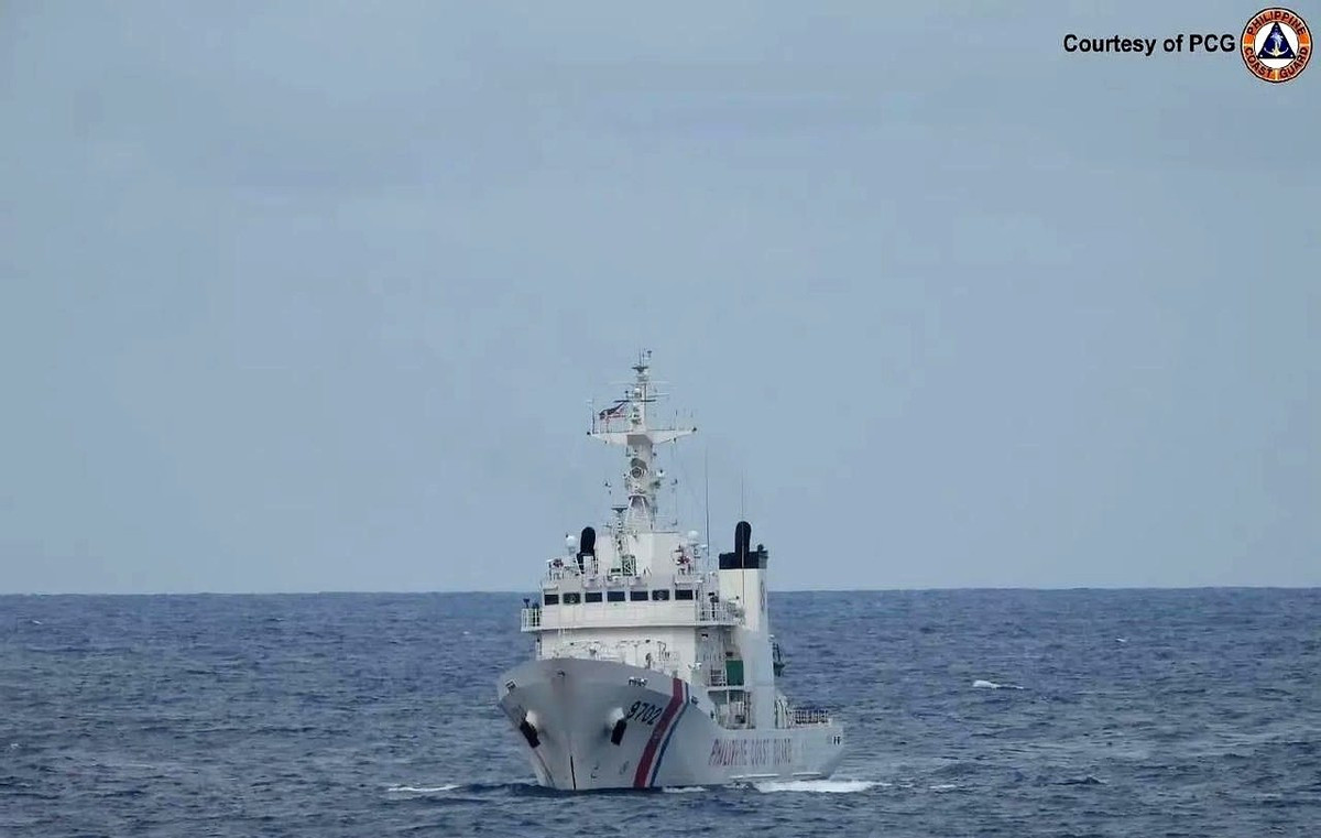 菲律宾去中业岛，中国海警跟着---