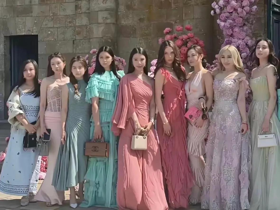 奚梦瑶的伴娘团阵容堪称“豪门天花板”，集结了赌王家族成员、顶级豪门千金及奥运冠军