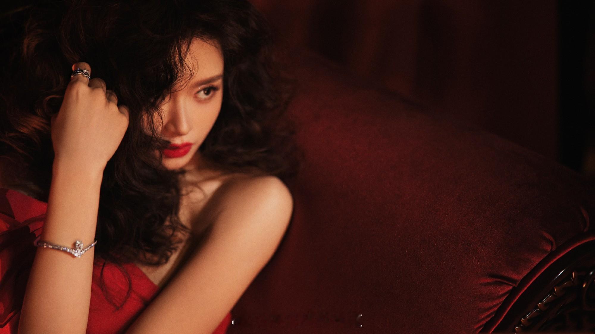 文咏珊羊毛卷红唇妆美颜暴击