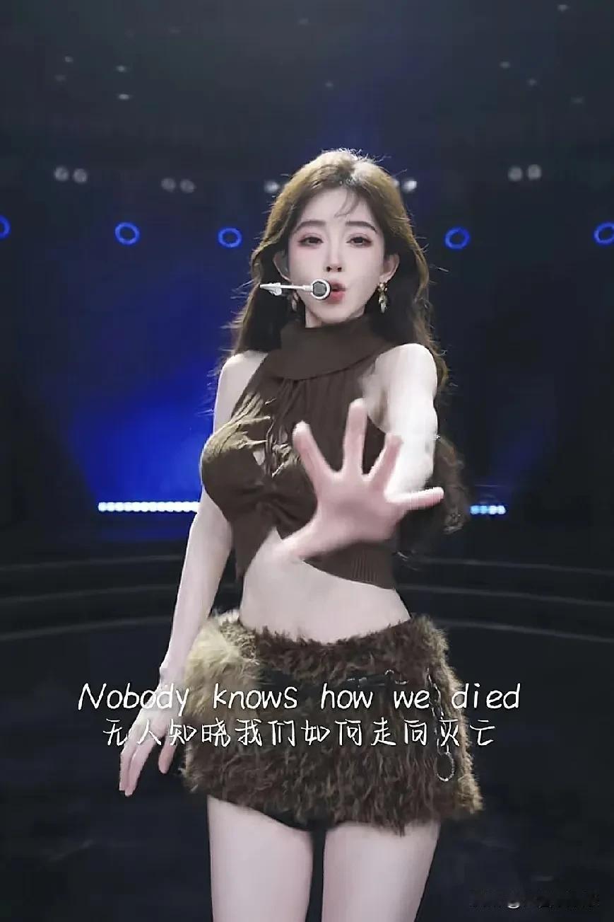 冯提莫癌症复发后开启直播，穿着性感又唱又跳，又不差钱这么拼干嘛？她是一名网红