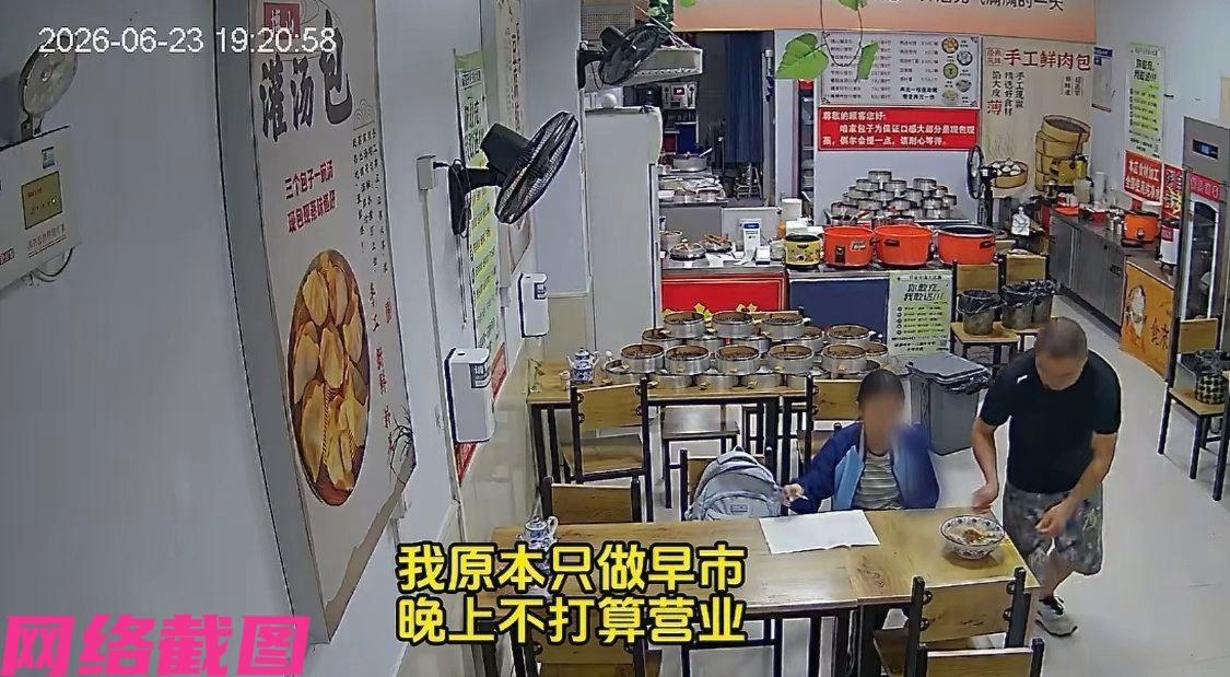 山东淄博某家灌汤包小店内，由因有小女孩晚七点准时过来吃完饭后，还在这里写作业，为