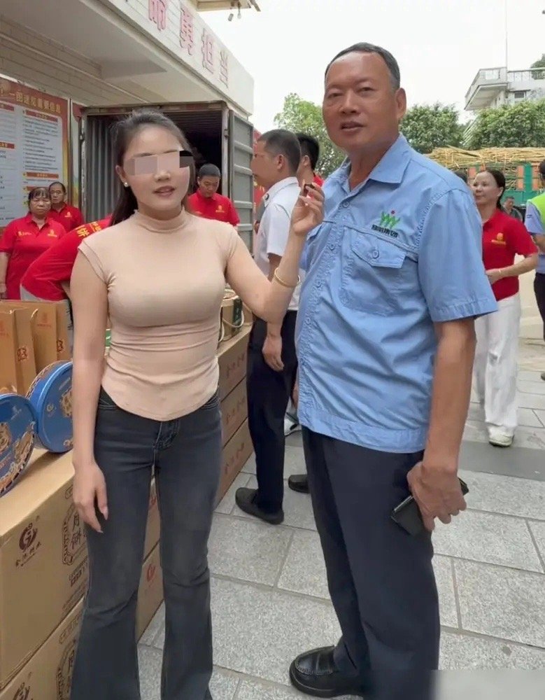 别再叫他最暖厂长了，我扒了下他老底，背后身份根本藏不住。你以为他只是个拿工资的