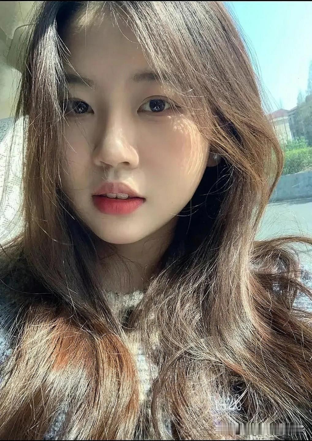 阳光下的温柔少女，自然妆容，清新动人