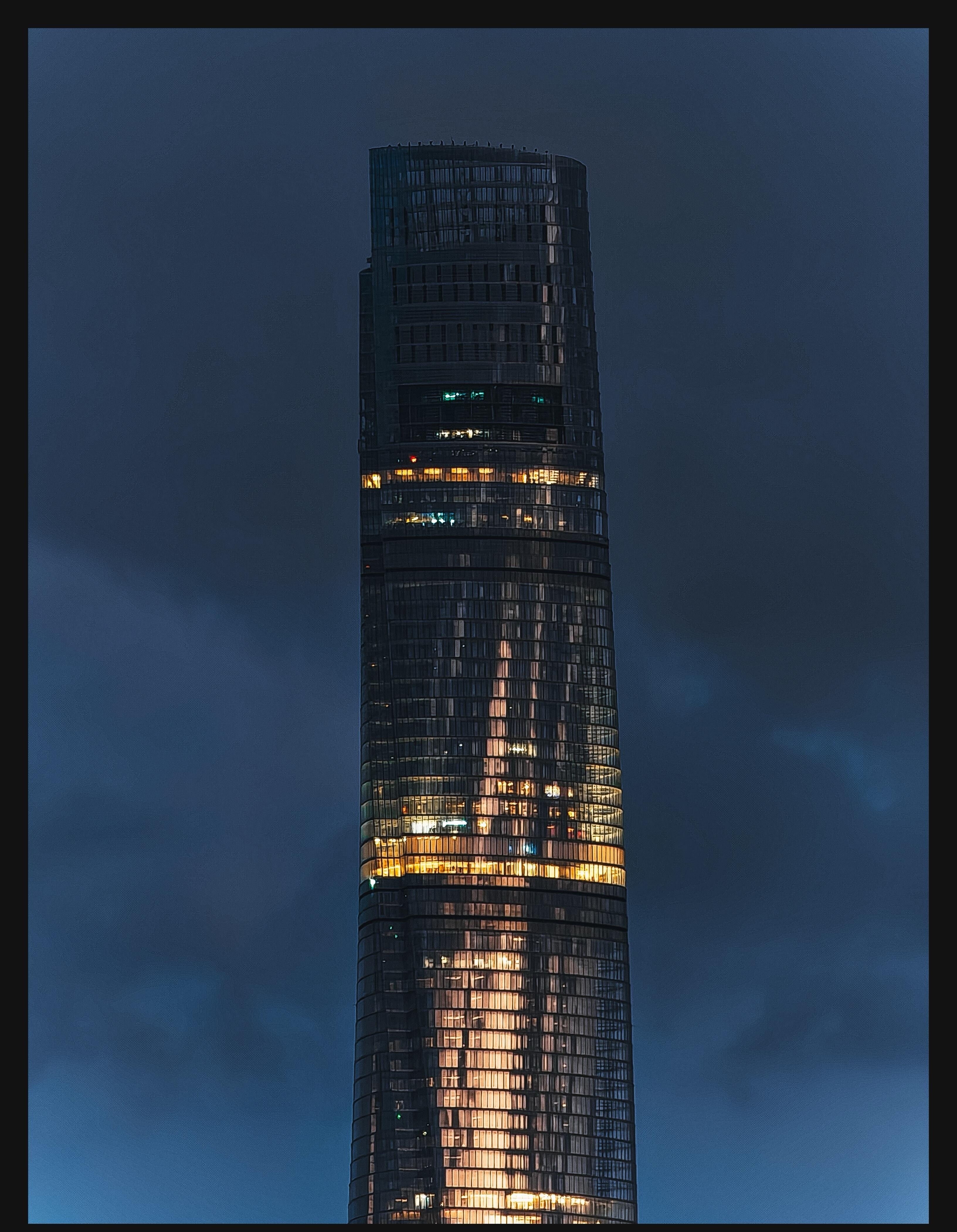 加仓上海重仓上海暮色漫过黄浦江，外滩鎏金灯火次第亮起，对岸摩天楼宇勾勒出璀璨天