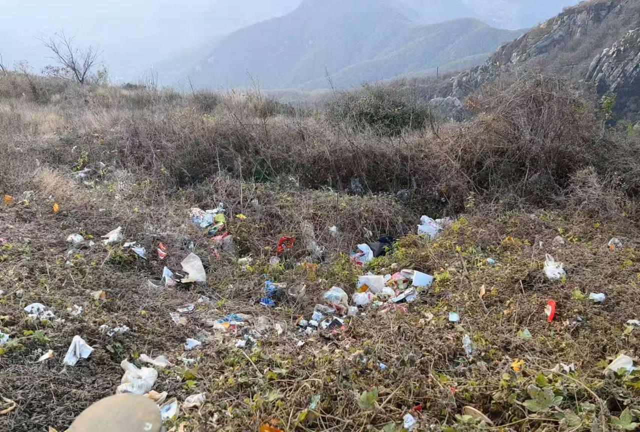 郑州的网红景区五指岭都成大型垃圾场了！五指岭的景色非常美，是看日出的好地方。自