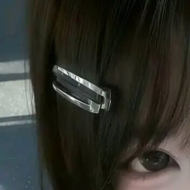 种植山茶花的种植方法一、土壤准备：山茶花喜欢松软、通透性强且呈微酸性的土壤，要尽