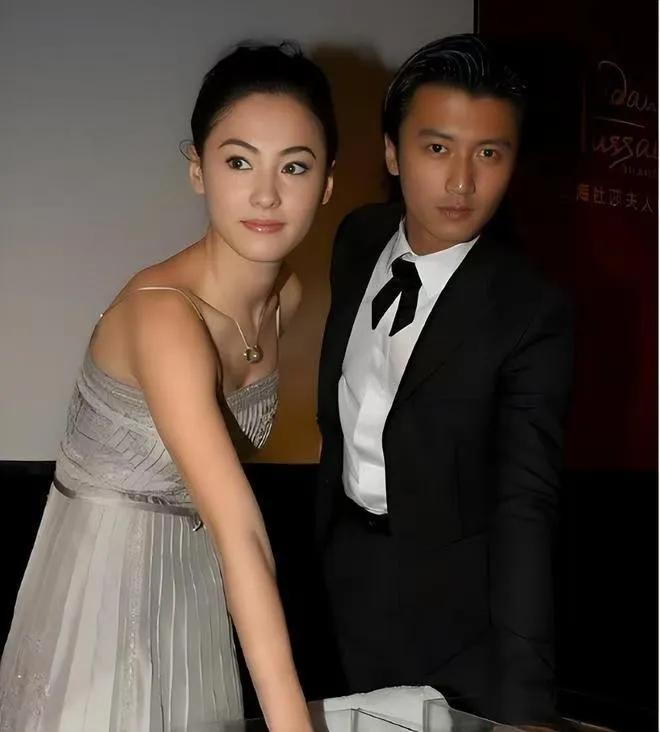 谢霆锋有恋姐癖，所以才会义无反顾的和王菲破镜重圆。谢霆锋有过五段公开的恋情，戴辛