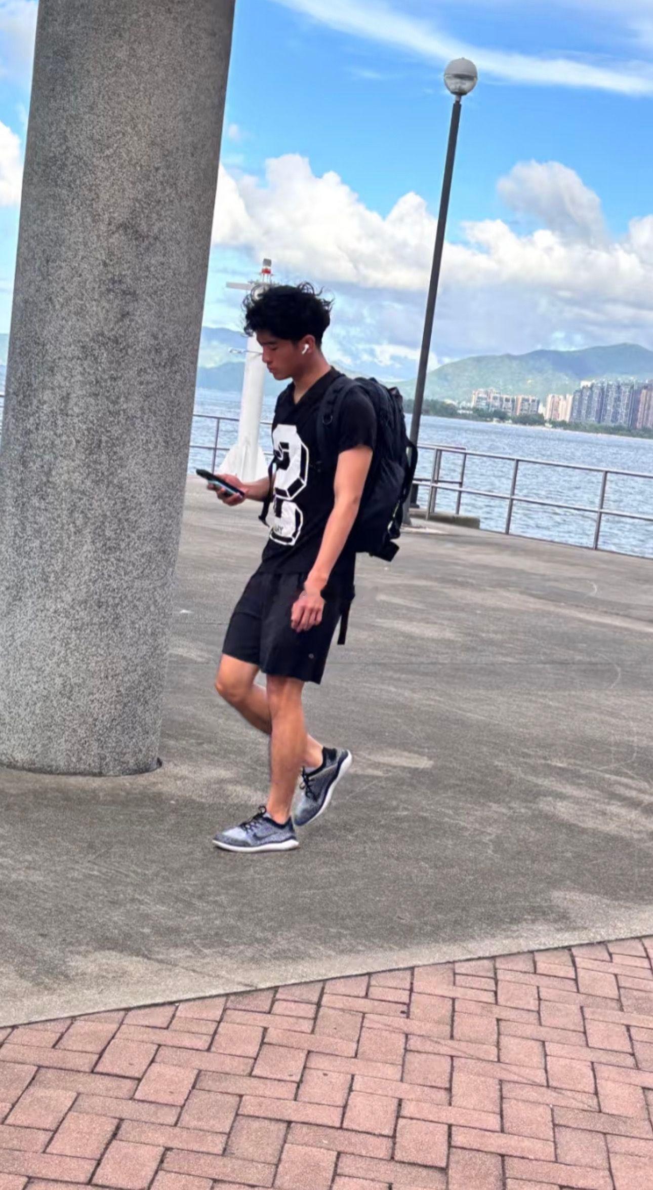 张柏芝大儿子被偶遇，非常有礼貌，网友和他打招呼会回应招手，被妈妈教育的真棒！​