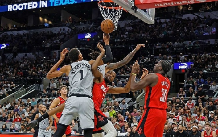 五连胜戛然而止！火箭领先11分被马刺打懵，22次失误+133防守效率=乌度卡下课倒计时？