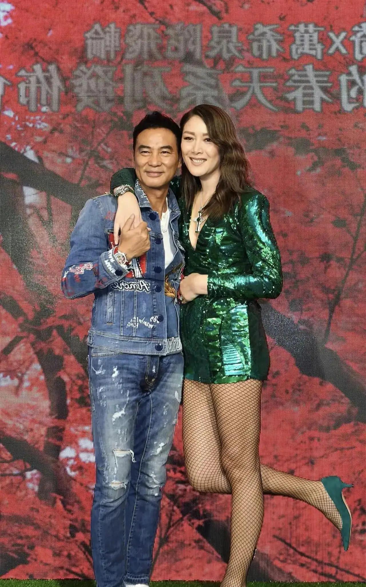 任达华，180cm的大个子，但看上去比老婆还矮点，但他年龄比老婆大13岁，他50