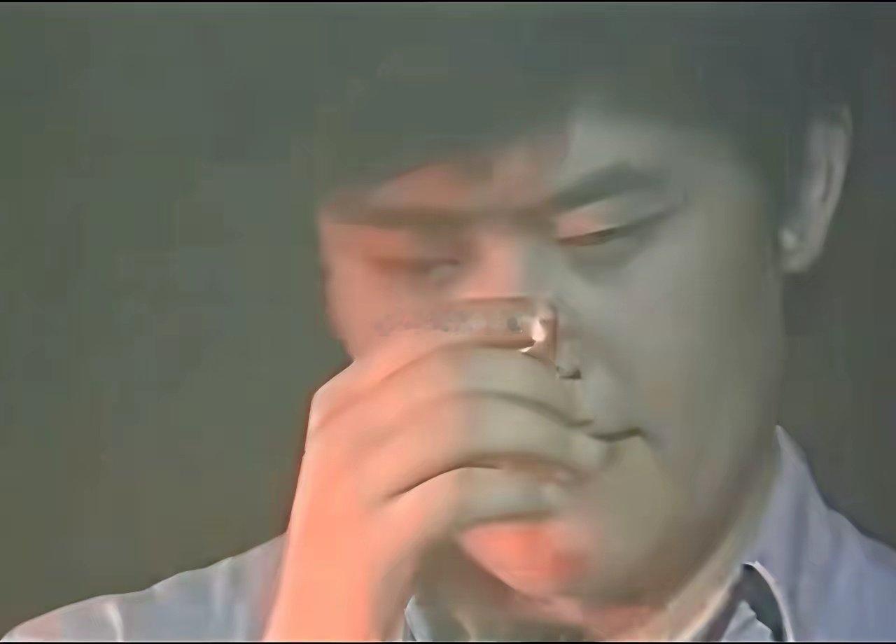 抽香烟的刘欢他创作的时候就得吸烟香烟能激发他的灵感！​