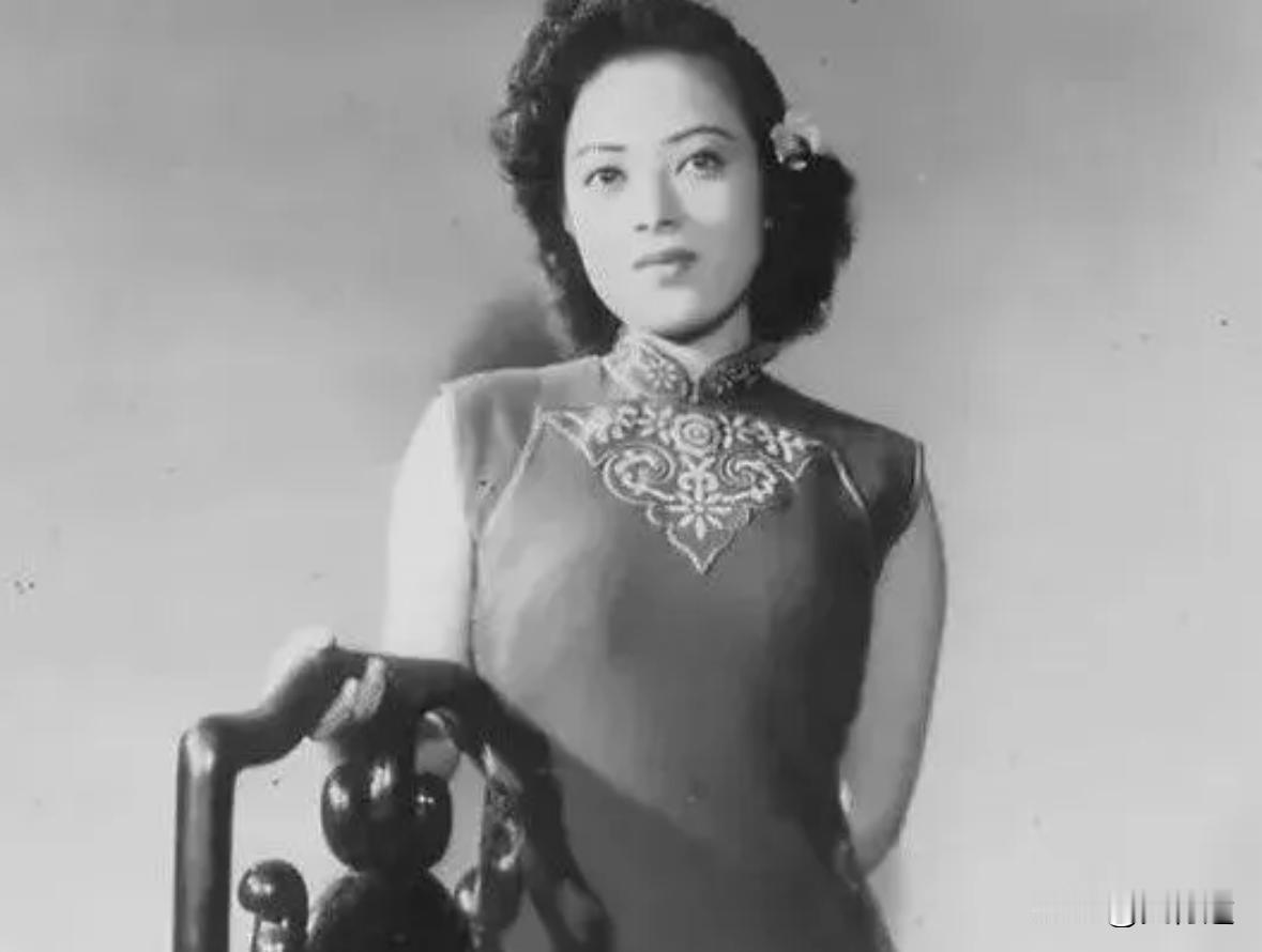 1945年，女汉奸李香兰将被执行枪决，谁料，临刑前她突然解开扣子，从胸前掏出一张