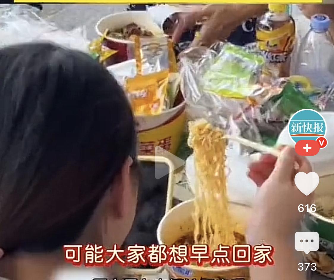 正午的高速服务区，空气里飘着一股浓郁的味道——不是餐厅里的饭菜香，而是开水冲泡面
