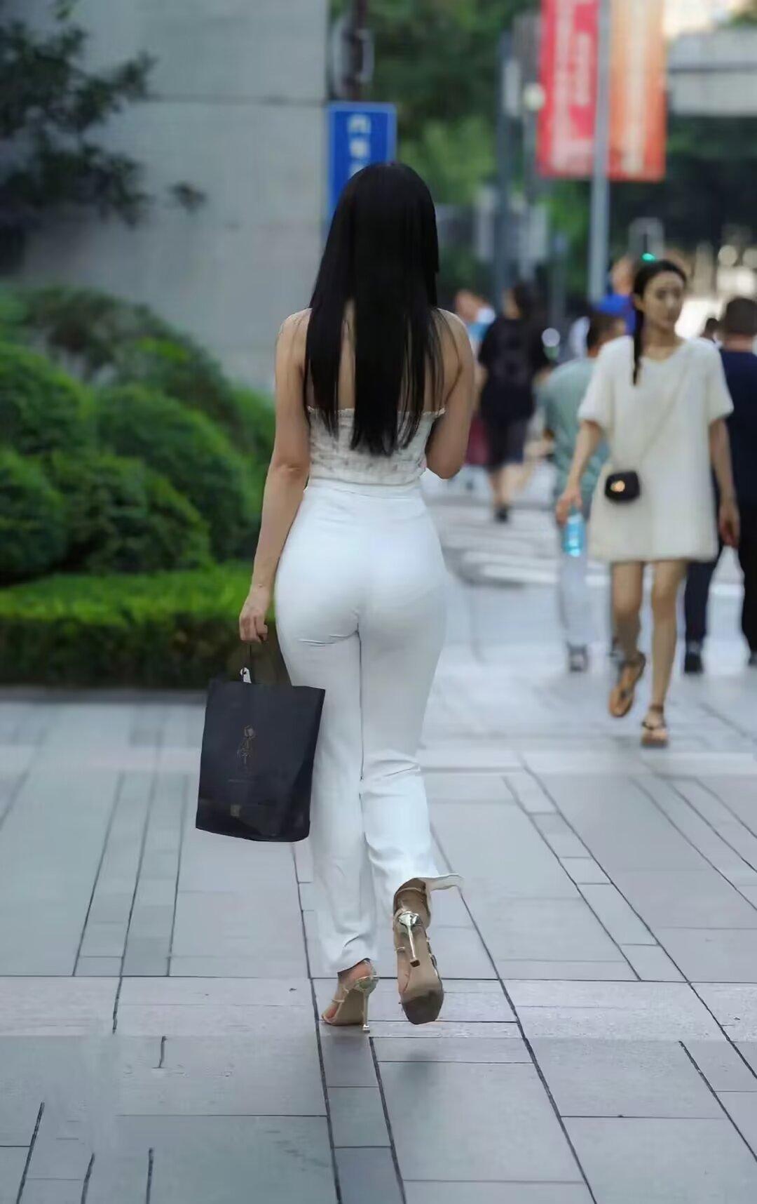 在或长或短的一生里，没有真正的坦途，也没有绝对的欢喜。我们毕生，都在寻求幸福的