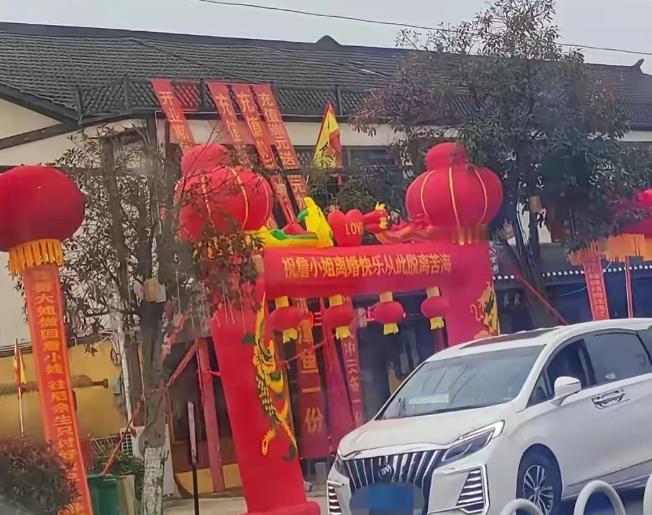 这一下全国都知道了,湖南益阳一女子离婚,朋友高兴坏了,执意要庆祝一下,可当女子到