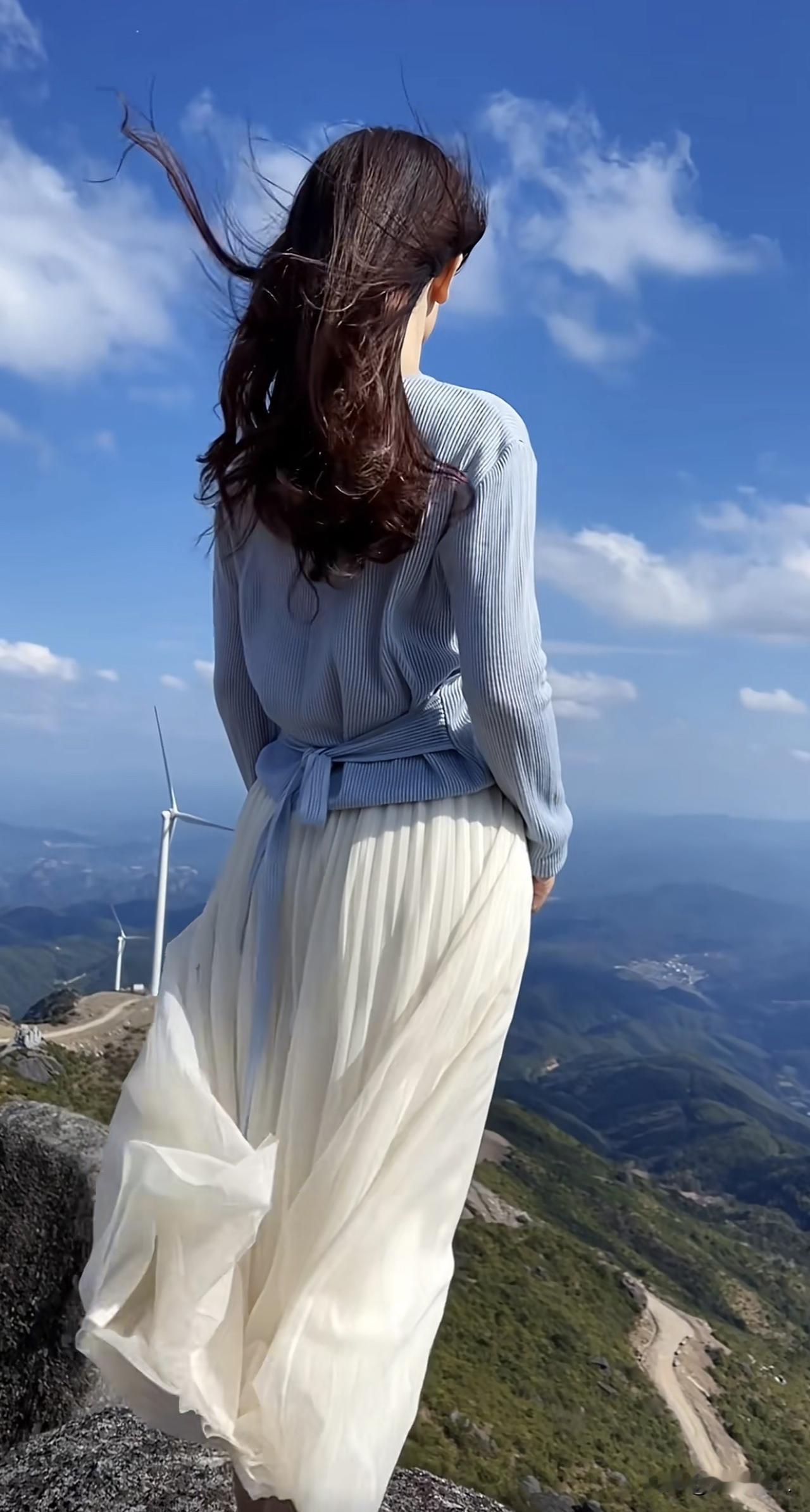 人间万千光景，不如内心安然。我还是喜欢一个人，孤独对我来说不是问题，朋友对我