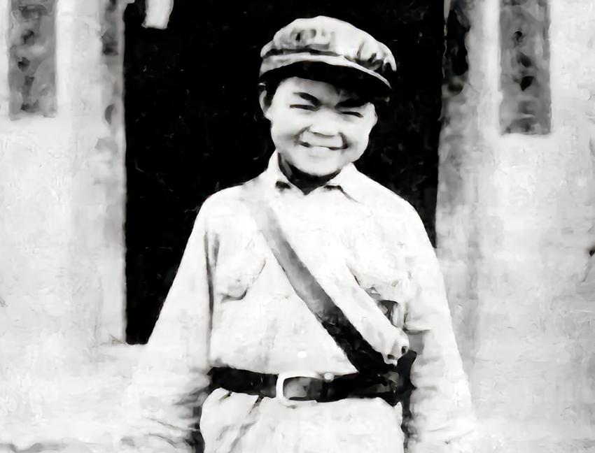 1955年，授衔仪式上，贺龙的亲外甥向轩，29岁被授予中校军衔，这么年轻就当上了