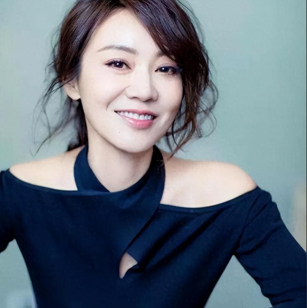 2004年，闫妮的丈夫邹伟提出离婚，闫妮不肯离，她觉得孩子还小，邹伟说：“20w