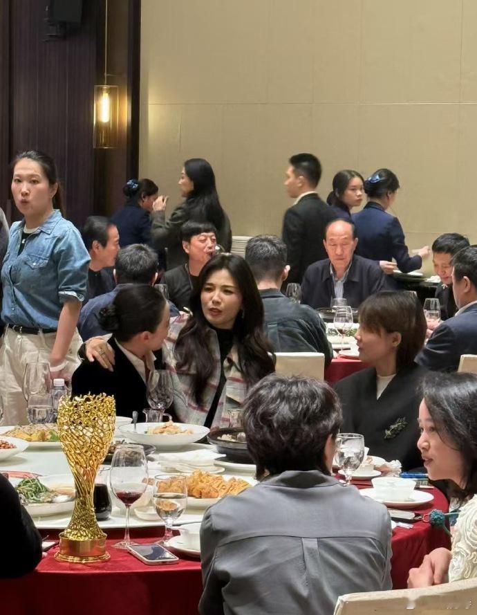 宋佳老公姐实锤再添！众目下抱刘涛热聊，气场全开超A，这亲密互动太有爱啦！​​​