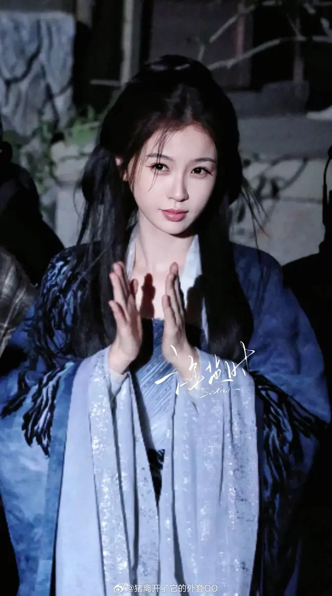 虞书欣一袭黑衣雨夜奔跑气质清冷破碎似神女降临