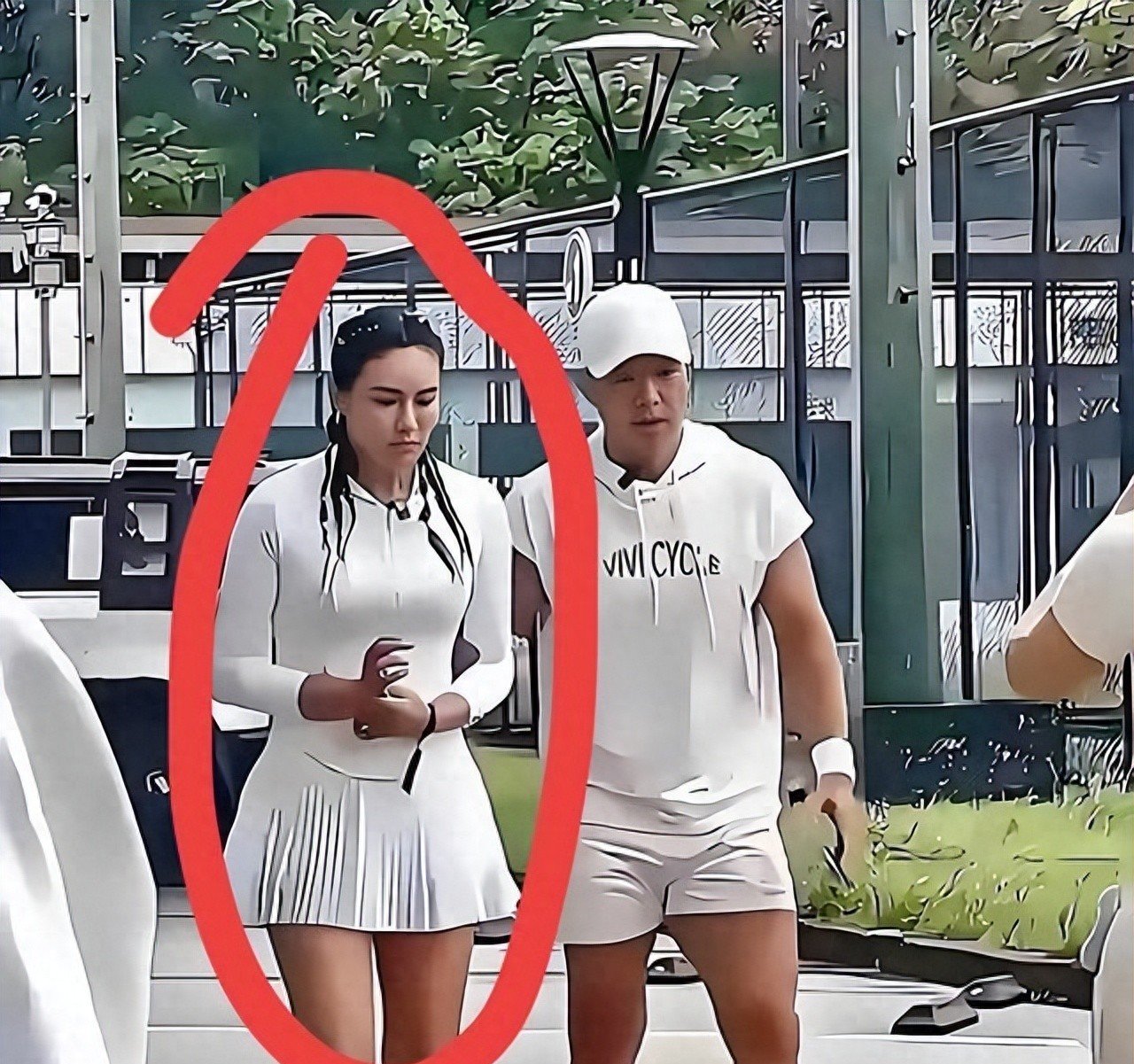 2022年的健身热潮中，刘畊宏凭借直播跳操迅速走红，许多人跟随他的节奏开启运动计划。然而，随着时间推