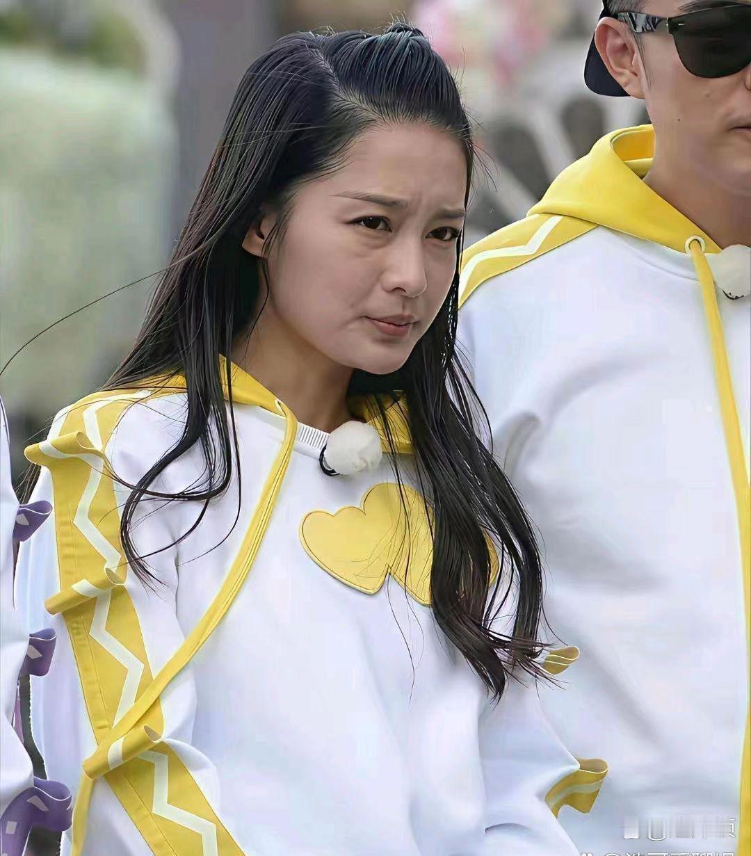 李沁之前‎‌上跑男那‌期，‌全程素颜出镜，一‎﻿‍点妆‍都‍‌‌没化，皮肤状态⁠